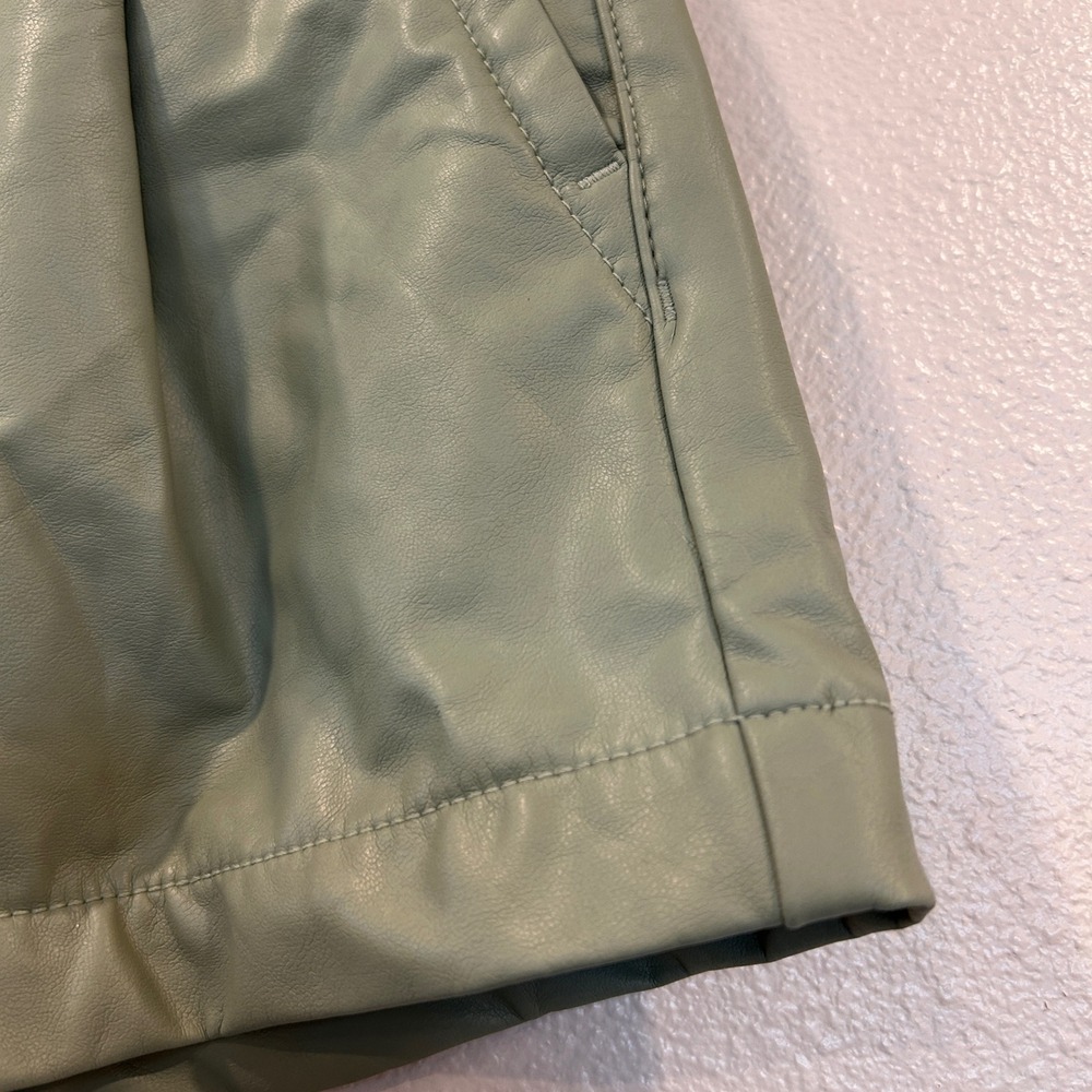 American Eagle Sage Green Faux Leather High Rise Trouser Shorts Size 2 Stretch - Picture 7 of 9